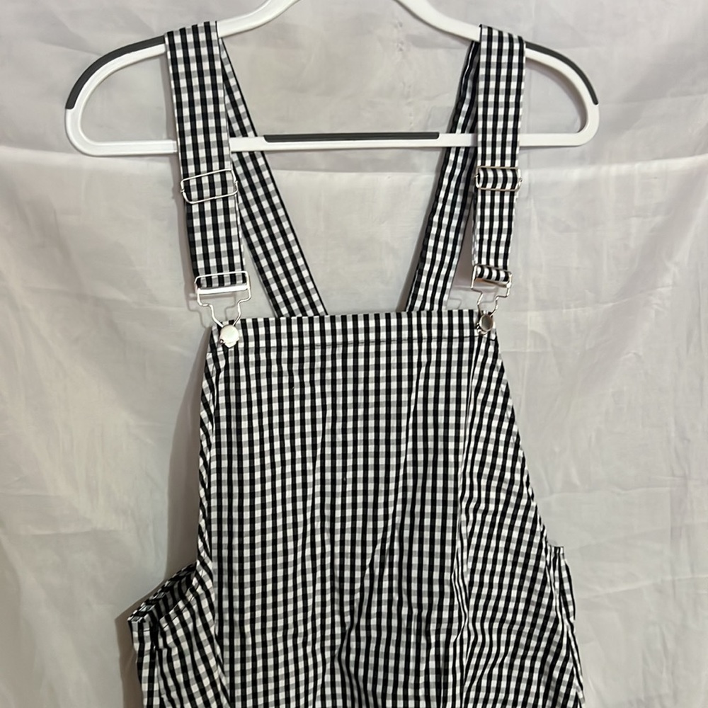 Black/White Bib Jumper, Size Junior XL NWOT MAKE AN OFFER!!!